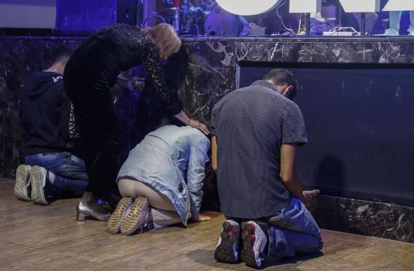 Varias personas asisten al culto evangélico dirigido a jóvenes maduros de entre 20 y 25 años, el 29 de septiembre de 2022, en la congregación Sara Nossa Terra, en Sao Paulo (Brasil).