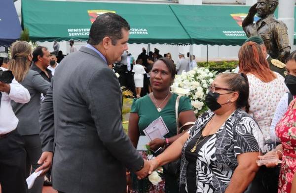 Develan monumento con simbolismo patriótico en honor a fallecidos de la Fuerza Pública, por el covid-19