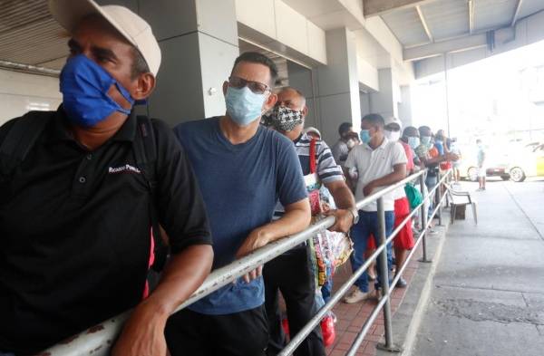 En supermercados se llevan a varios detenidos por salir a horas no correspondidas