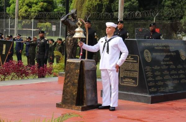 Develan monumento con simbolismo patriótico en honor a fallecidos de la Fuerza Pública, por el covid-19