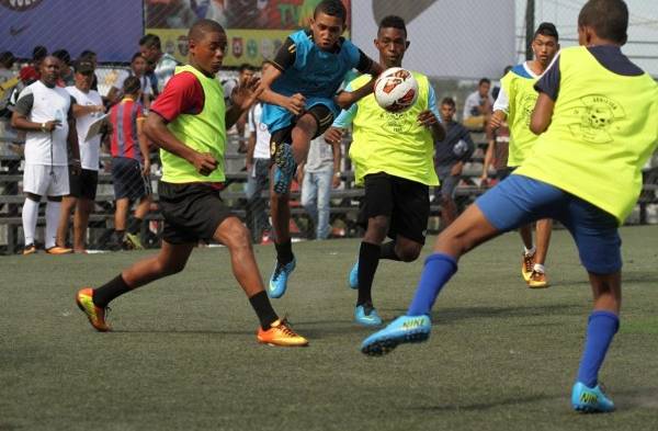 Chicos disfrutando del torneo Arriésgalo Todo.