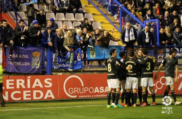 El equipo celebrando la victoria.