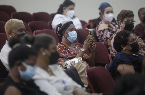 Mujeres participan del lanzamiento del estudio del Fondo de Población de las Naciones Unidas (UNFPA) de la violencia hacia las mujeres afrodescendientes, hoy en Ciudad de Panamá.