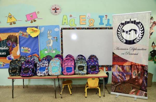 Alumnos de la Escuela Villa Milagros en Panamá Norte reciben mochilas 