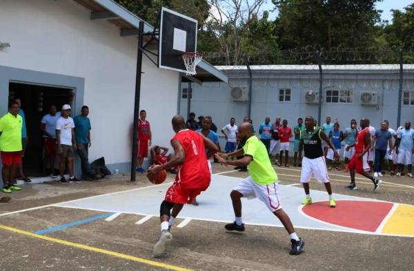 Exseleccionados de baloncesto realizaron amistoso con reclusos de El Renacer