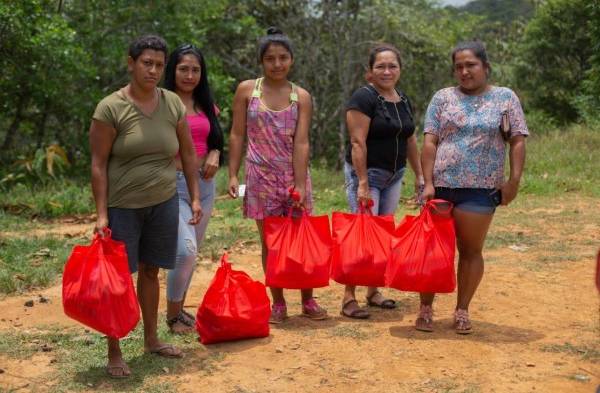 Jóvenes llevan comida a comunidad de extrema pobreza en Panamá Este