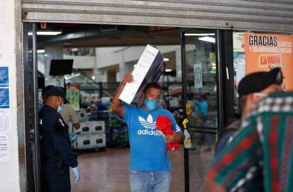 En supermercados se llevan a varios detenidos por salir a horas no correspondidas