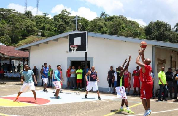 Exseleccionados de baloncesto realizaron amistoso con reclusos de El Renacer