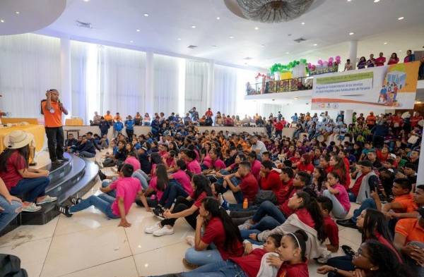 Adolescentes&nbsp;le dan 'un alto al vapeo'