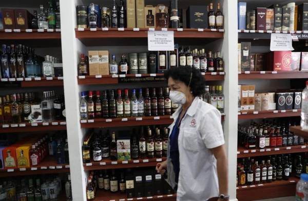 MINSA supervisa la venta de licor en establecimiento 