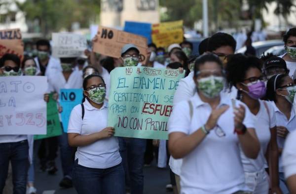 Estudiantes piden que se continúe con las pruebas de certificación y recertificación.