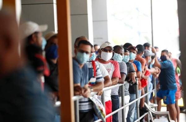 En supermercados se llevan a varios detenidos por salir a horas no correspondidas