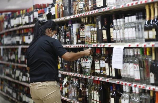 MINSA supervisa la venta de licor en establecimiento 