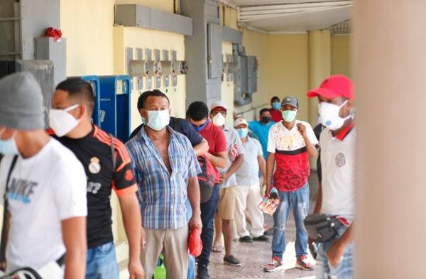 En supermercados se llevan a varios detenidos por salir a horas no correspondidas