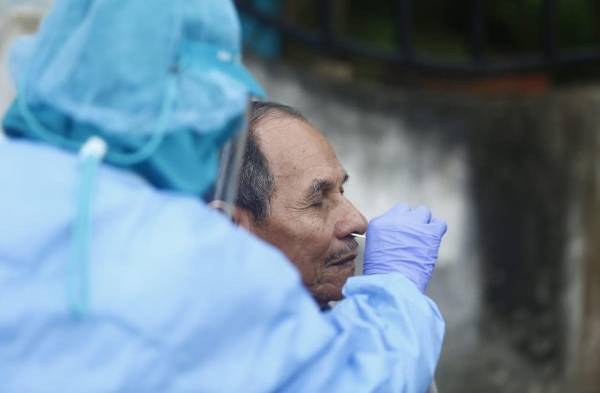 Personal de salud realiza hisopados de casa en casa en Loma Cová, de Arraiján