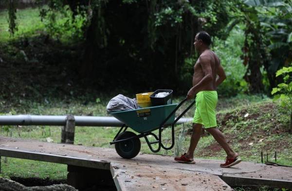 Residentes de La Primavera de Brooklincito, a la espera de su bono solidario