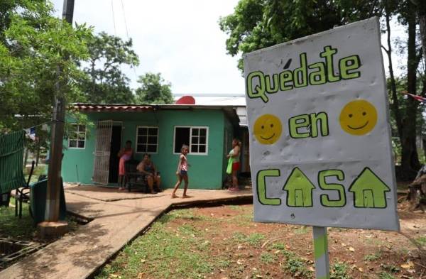 Residentes de La Primavera de Brooklincito, a la espera de su bono solidario