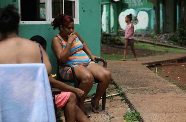 Residentes de La Primavera de Brooklincito, a la espera de su bono solidario