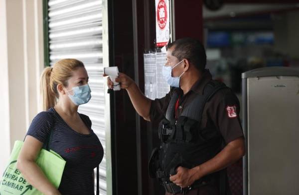 MINSA supervisa la venta de licor en establecimiento 