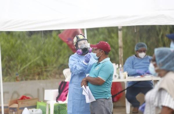 Personal de salud realiza hisopados de casa en casa en Loma Cová, de Arraiján