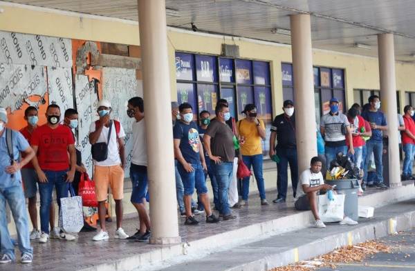 En supermercados se llevan a varios detenidos por salir a horas no correspondidas