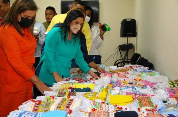 Adultas mayores del distrito de San Miguelito se certificaron en curso de costura y bordados a mano