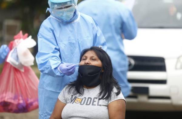 Personal de salud realiza hisopados de casa en casa en Loma Cová, de Arraiján