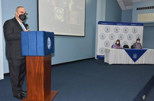 Dr. Enrique Lau Cortés, director general CSS durante el acto de bienvenida a los especialistas