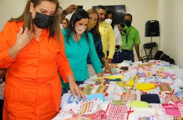 Adultas mayores del distrito de San Miguelito se certificaron en curso de costura y bordados a mano