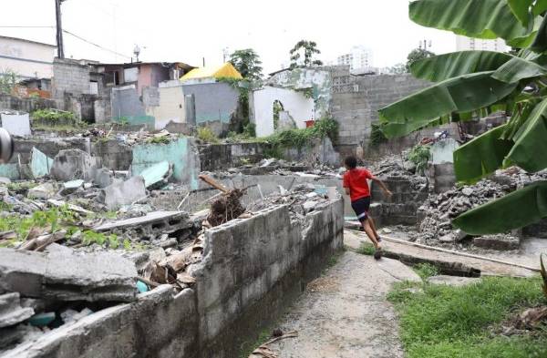 Residentes de La Primavera de Brooklincito, a la espera de su bono solidario