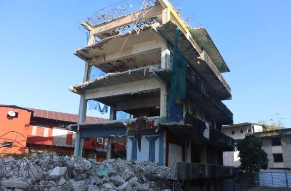 Demuelen edificios en San Miguel