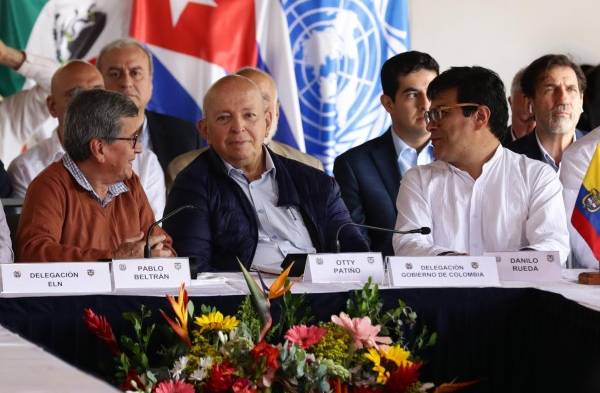 Fotografía de archivo, tomada el pasado 21 de enero, en la que se registró (de i a d) al representante del Ejército Nacional de Liberación (ELN) en los diálogos de paz con el Gobierno colombiano, Pablo Beltrán; al representante del Gobierno de Colombia en las conversasiones, Otty Patiño, y al Comisionado de Paz de Colombia, Danilo Rueda, en Caracas.