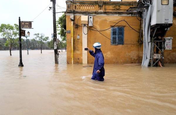 Más de 1,2 millones de hogares destruidos por crecidas en centro de Vietnam