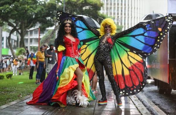 Cientos de personas participaron de la marcha del Orgullo Gay