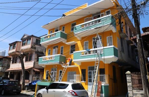 Pintando el barrio de Perejil