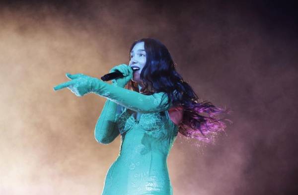 El encanto y los bailes de Dua Lipa hechizan a Colombia