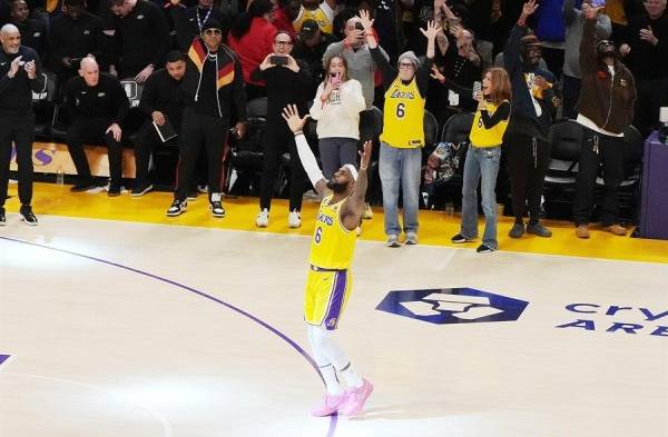 La noche del martes fue inolvidable para LeBron, que se vivió con una enorme pasión en Los Ángeles, no fue redonda ya que los Lakers perdieron contra los Oklahoma City Thunder (130-133).