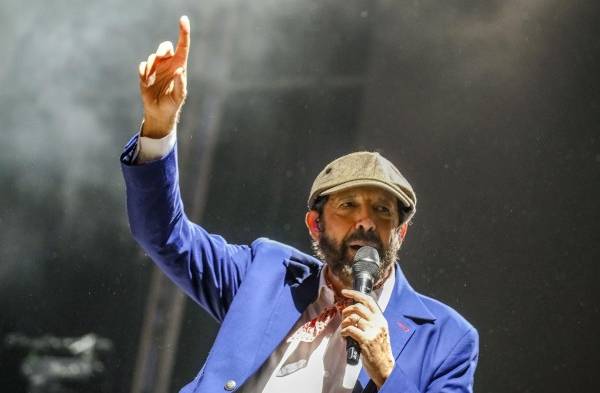 El músico y cantante dominicano Juan Luis Guerra durante su actuación este viernes en el poblado de Santi Petri en el Concert Music Festival.