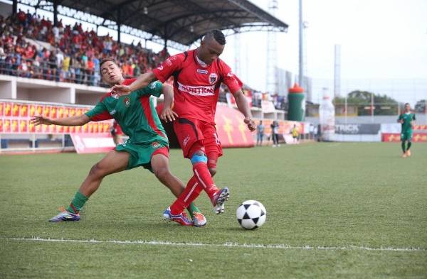 Jonathan Brashwell (8) es uno de los jugadores emblemáticos del equipo trabajador.