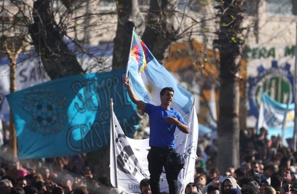 Manifestantes se movilizan en Argentina en repudio al ataque a vicepresidenta