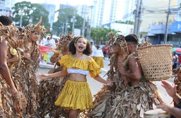 Con hermosos vestidos y bailes celebran el mes de la etnia negra