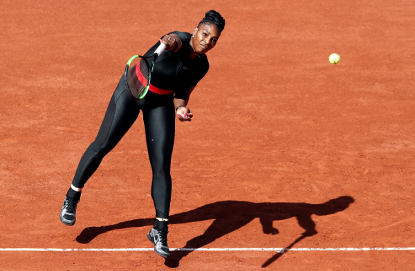 Serena Williams y su osado vestido para homenajear lo duro de la maternidad