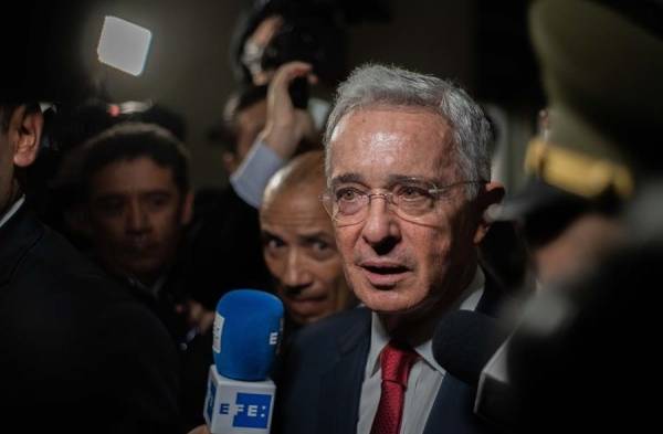 Detención de Uribe alimenta tensiones entre izquierda y derecha en Colombia