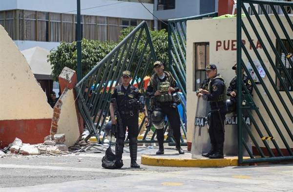 Desde el miércoles han llegado peruanos de distintos sectores a protestar.