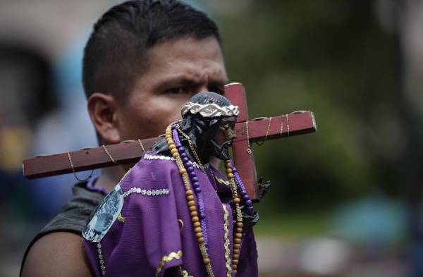 Peregrinos fueron registrado este sábado, 21 de octubre, al caminar para cumplir las promesas al Cristo Negro, en Portobelo (Panamá).