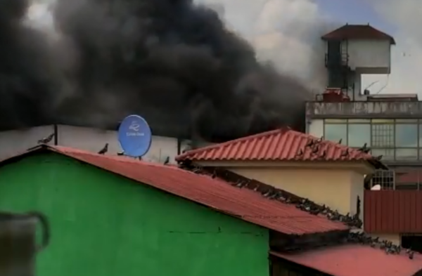 Incendio consume un local comercial en Colón