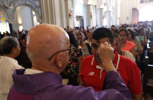 Feligreses acuden a la Basílica Don Bosco a recibir la imposición de cenizas