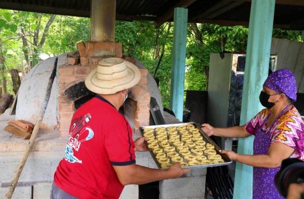 Emprenden una panadería comunitaria. ¿Será la competencia del 'pan de la arena'?