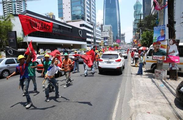 El viernes los obreros piquetearon varios sectores de la ciudad capital.