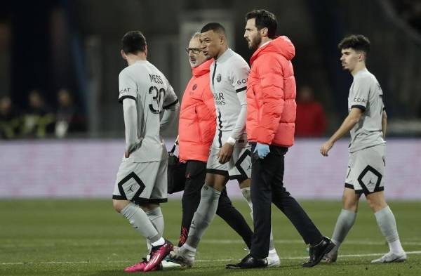 Mbappé sufre lesión en el bíceps femoral foto. Los tiempos de cicatrización de este tipo de lesiones son difíciles de comprimir.